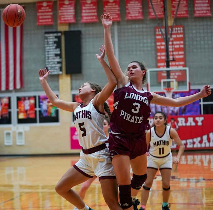 mathis-london-girls-basketball-playoffs00023